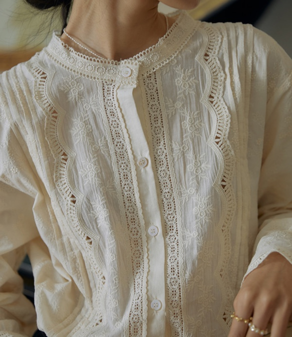 刺繍の繊細さに見惚れるシャツブラウス　刺繍入りコットン生地　レースシャツブラウス　ベージュ 2枚目の画像