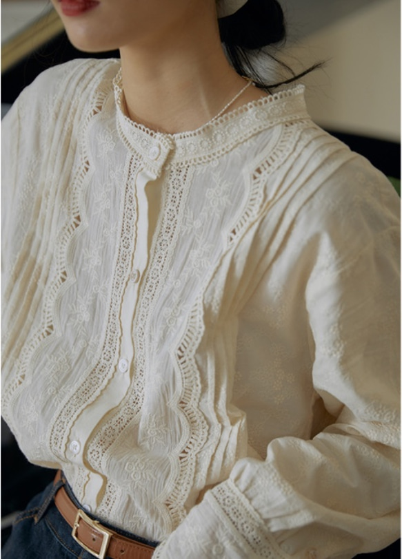 刺繍の繊細さに見惚れるシャツブラウス　刺繍入りコットン生地　レースシャツブラウス　ベージュ 4枚目の画像