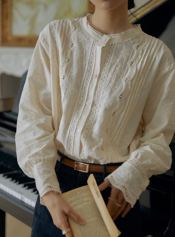 刺繍の繊細さに見惚れるシャツブラウス　刺繍入りコットン生地　レースシャツブラウス　ベージュ 6枚目の画像