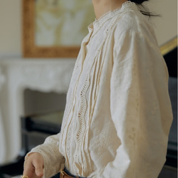 刺繍の繊細さに見惚れるシャツブラウス　刺繍入りコットン生地　レースシャツブラウス　ベージュ 7枚目の画像