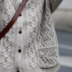 軽くて暖かなウールカーデ　ケーブル織ウールセーター　ウール混 8枚目の画像