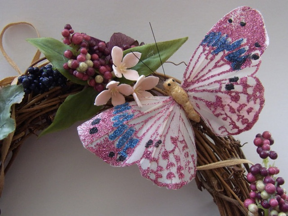 大人ピンクの蝶のいるリース 2枚目の画像