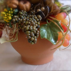 ナチュラルカラーの花と実のアレンジ 4枚目の画像
