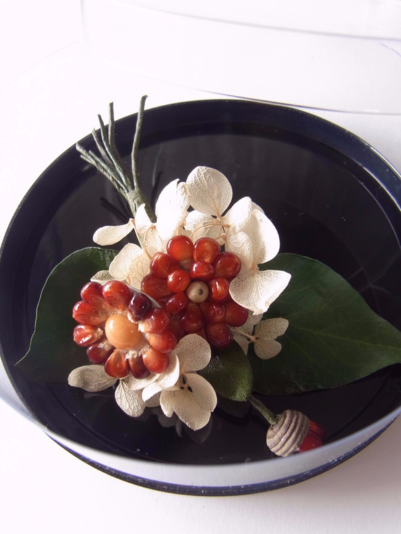 種の花コサージュ（赤コーン） 3枚目の画像