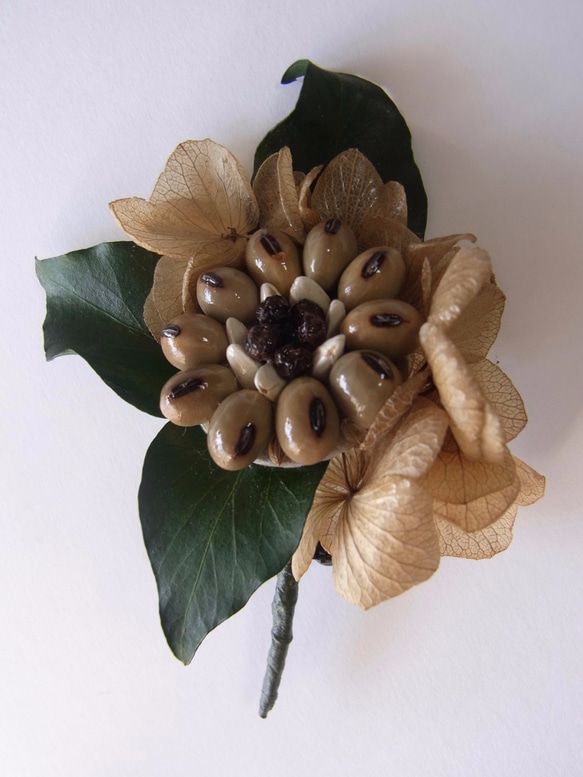 種の花コサージュ（ 青大豆） 1枚目の画像