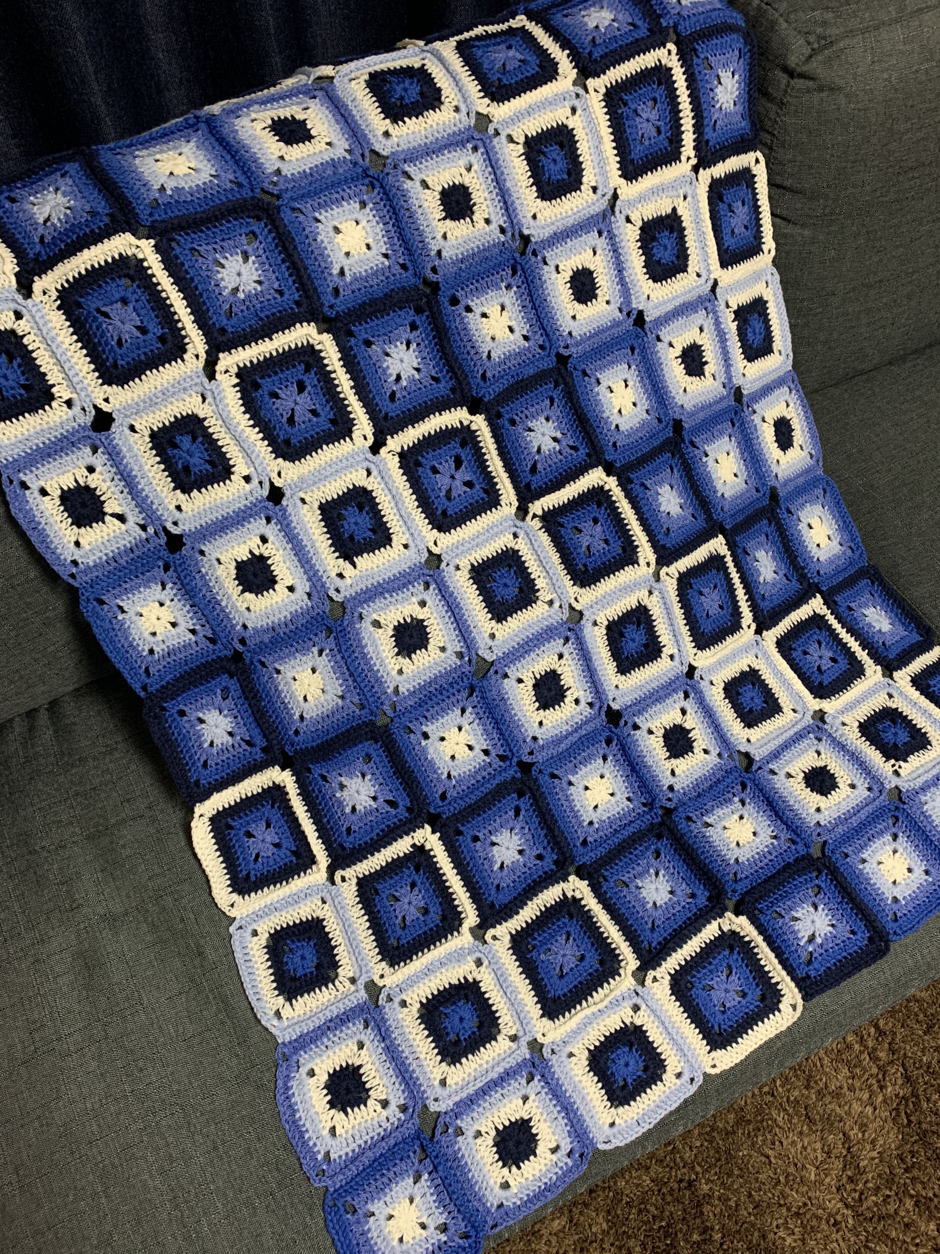 ブルーがお好きな方に✳︎一年中使える手編みのブランケット