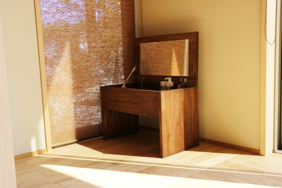 アカシアでできたドレッサー・鏡台・テーブル　奥行33ｃｍ 6枚目の画像
