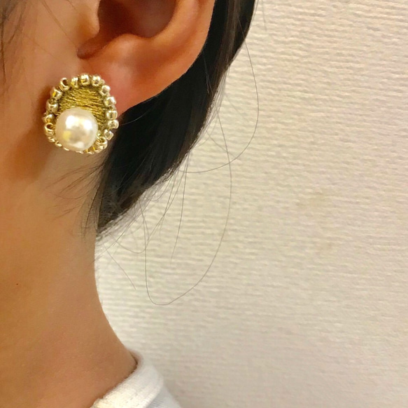 gold× pearl刺繍ピアスorイヤリング 4枚目の画像