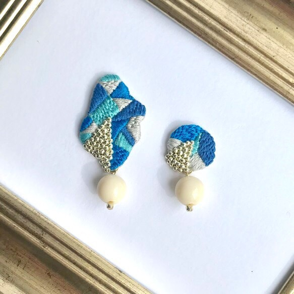 再販]rain cloud+ whitebeads刺繍ピアスorイヤリング イヤリング