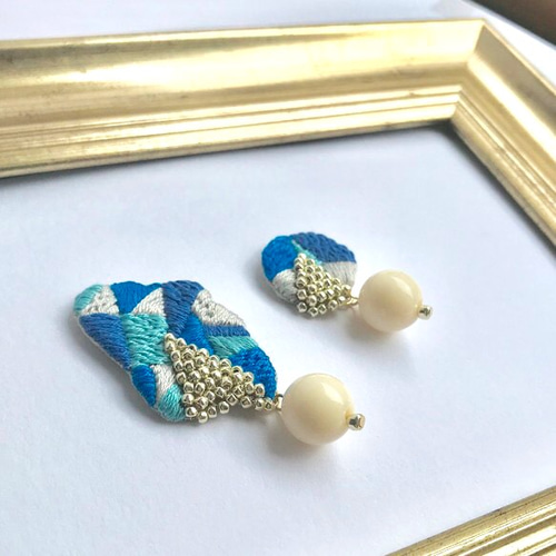 再販]rain cloud+ whitebeads刺繍ピアスorイヤリング イヤリング