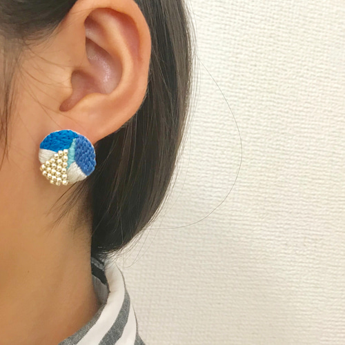 再販]rain cloud+ whitebeads刺繍ピアスorイヤリング イヤリング