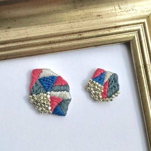 再販]pink+ blue beads鉱石刺繍ピアスorイヤリング イヤリング