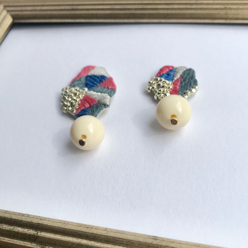 再販]pink+ blue beads鉱石刺繍ピアスorイヤリング イヤリング