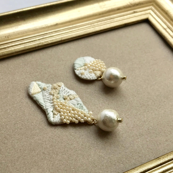 [再販]snow cloud+ white pearl刺繍ピアスorイヤリング 2枚目の画像