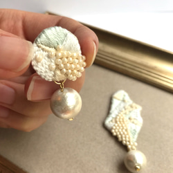 [再販]snow cloud+ white pearl刺繍ピアスorイヤリング 5枚目の画像