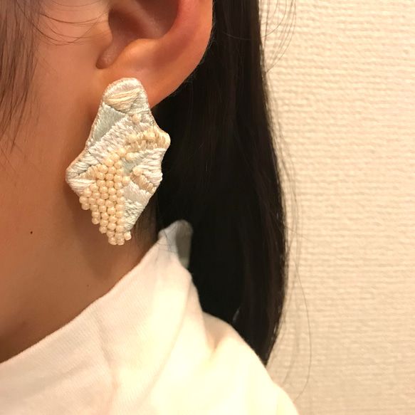 [再販]snow cloud+ white pearl刺繍ピアスorイヤリング 8枚目の画像