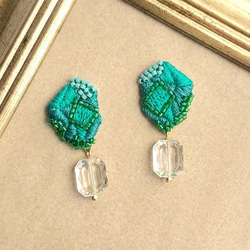 emerald green+clear beads鉱石刺繍ピアスorイヤリング 1枚目の画像