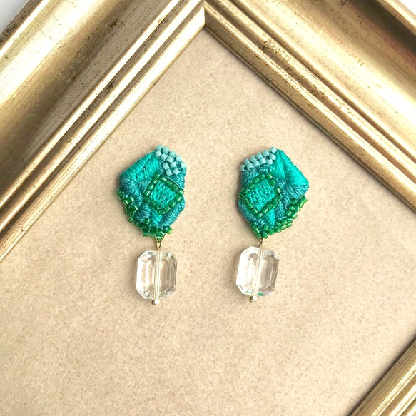 emerald green+clear beads鉱石刺繍ピアスorイヤリング 2枚目の画像