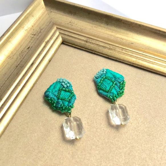 emerald green+clear beads鉱石刺繍ピアスorイヤリング 3枚目の画像