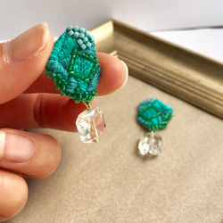 emerald green+clear beads鉱石刺繍ピアスorイヤリング 5枚目の画像