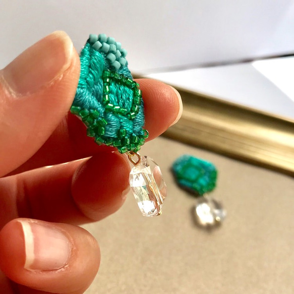 emerald green+clear beads鉱石刺繍ピアスorイヤリング 6枚目の画像