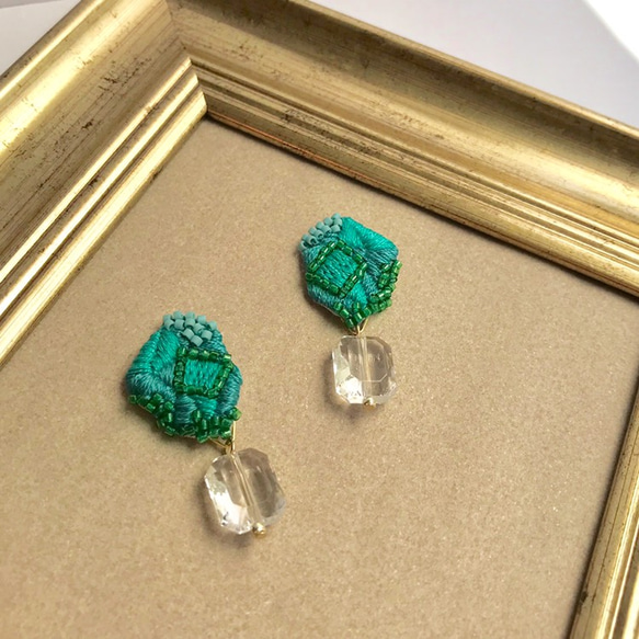 emerald green+clear beads鉱石刺繍ピアスorイヤリング 7枚目の画像