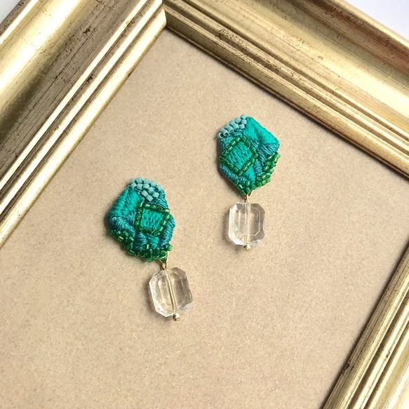 emerald green+clear beads鉱石刺繍ピアスorイヤリング 8枚目の画像