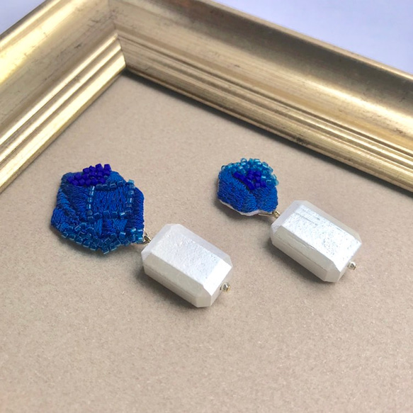 lapis lazuli blue+white pearl鉱石刺繍ピアスorイヤリング 2枚目の画像