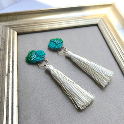 emerald green+tassel 2way鉱石刺繍ピアスorイヤリング 2枚目の画像