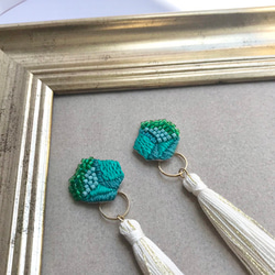 emerald green+tassel 2way鉱石刺繍ピアスorイヤリング 3枚目の画像