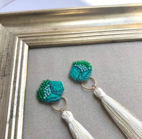 emerald green+tassel 2way鉱石刺繍ピアスorイヤリング 3枚目の画像