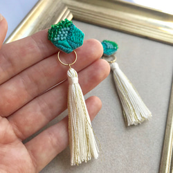 emerald green+tassel 2way鉱石刺繍ピアスorイヤリング 4枚目の画像