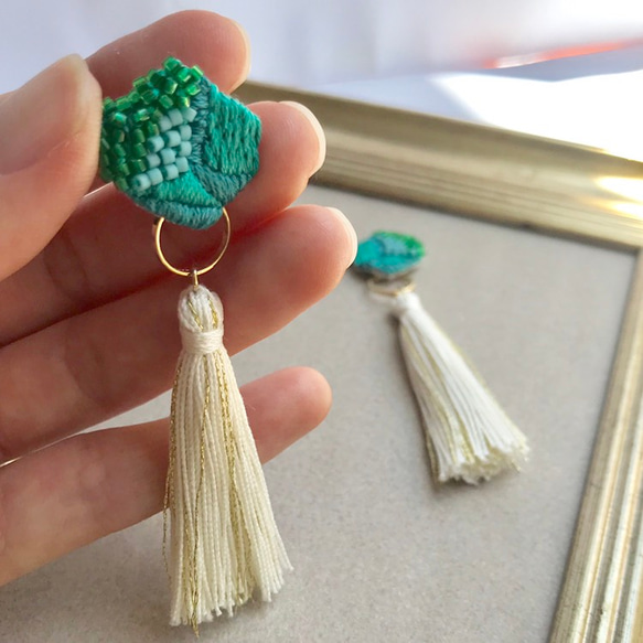 emerald green+tassel 2way鉱石刺繍ピアスorイヤリング 5枚目の画像