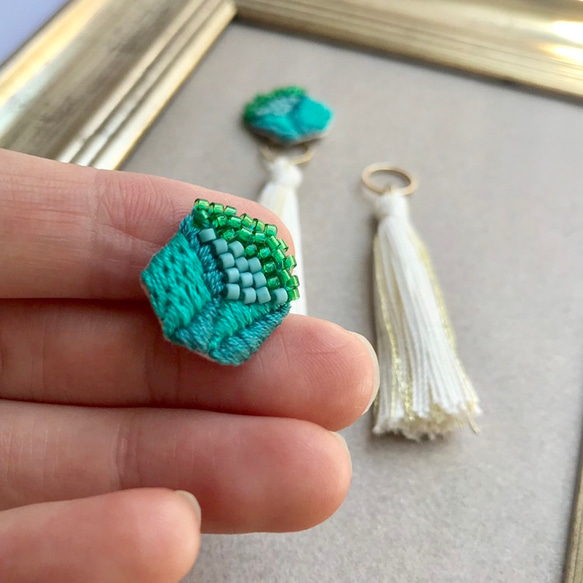 emerald green+tassel 2way鉱石刺繍ピアスorイヤリング 8枚目の画像