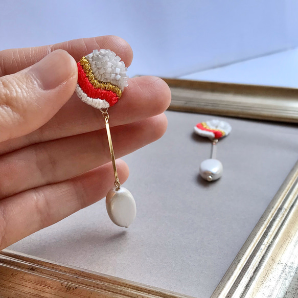 red+white ゆるやかに流れる　wood beads 紅白刺繍ピアスorイヤリング 4枚目の画像