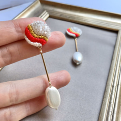 red+white ゆるやかに流れる　wood beads 紅白刺繍ピアスorイヤリング 5枚目の画像