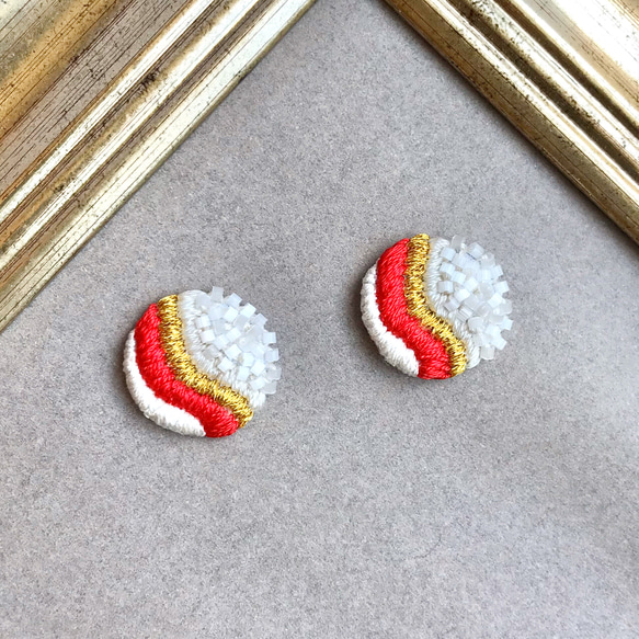 red+white 輕輕飄逸的紅白刺繡耳環或耳環 第1張的照片