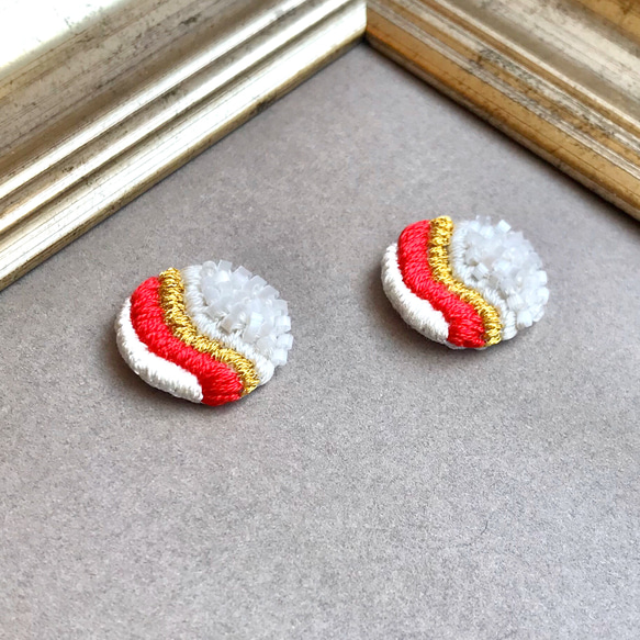 red+white 輕輕飄逸的紅白刺繡耳環或耳環 第3張的照片