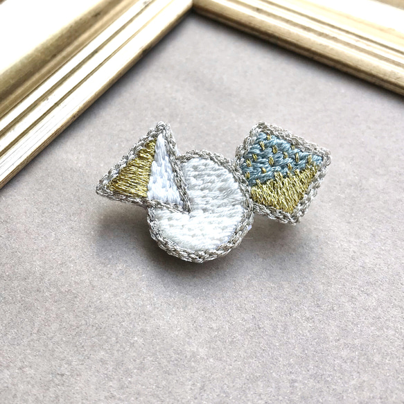 triangle+circle+square刺繍ブローチ 1枚目の画像