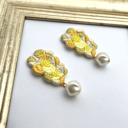 happy yellow flower 刺繍ピアスorイヤリング 2枚目の画像