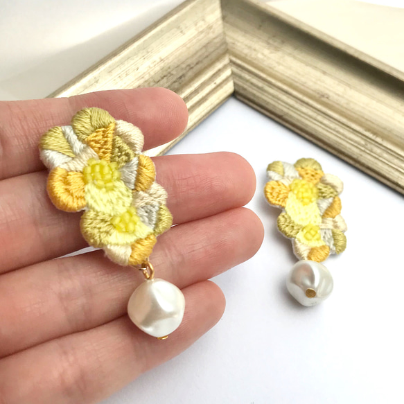 快樂黃花刺繡耳環或耳環 第4張的照片