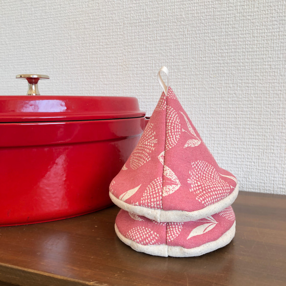 《再販》三角鍋つかみ ⋈*｡ﾟ チューリップ ピンク   ストウブ ルクルーゼ 土鍋にも 4枚目の画像