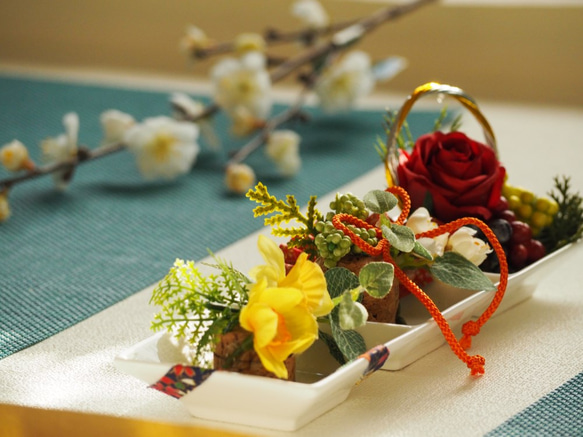 【Creema限定」『お正月ハンドメイド2020』❀陶器にバラと梅とすいせん・実をコラボ！ 1枚目の画像