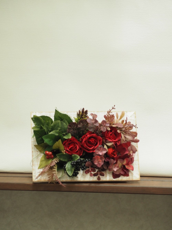「Creema限定」白のフレームに詰め込んだ赤バラと秋色リーフ❤︎ 4枚目の画像