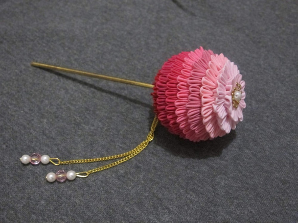 ピンクの和風と風のヘアアクセサリー、布花のヘアピン 3枚目の画像