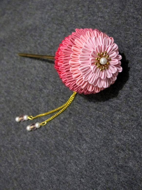 ピンクの和風と風のヘアアクセサリー、布花のヘアピン 4枚目の画像