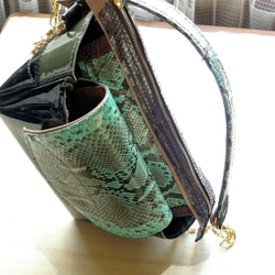 エナメルとパイソン革のミニバッグ 2枚目の画像