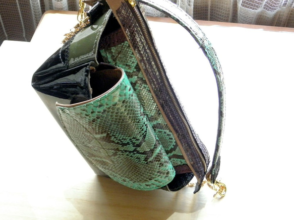 エナメルとパイソン革のミニバッグ 2枚目の画像