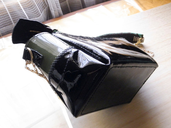 エナメルとパイソン革のミニバッグ 3枚目の画像