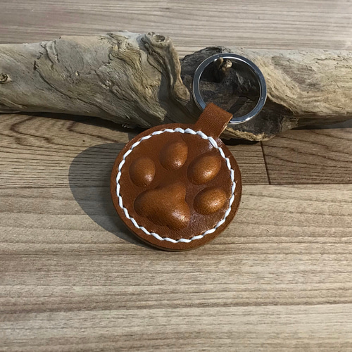ぷっくり可愛いネコの肉球 本革キーホルダーブラウン(犬バージョンも